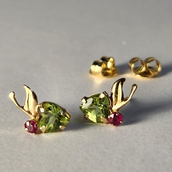 True VTG 14K Solid NOT Plated Gold .86g Natural Peridot & Ruby Stud Earrings - Picture 2 of 10